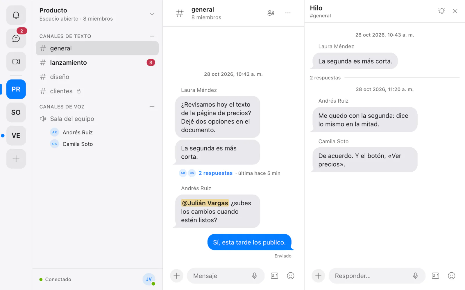 Ilustración de Hilo: el espacio «Producto» con sus canales de texto y el canal de voz «Sala del equipo». En «general», un mensaje con una mención y otro con un hilo de dos respuestas, abierto a la derecha.