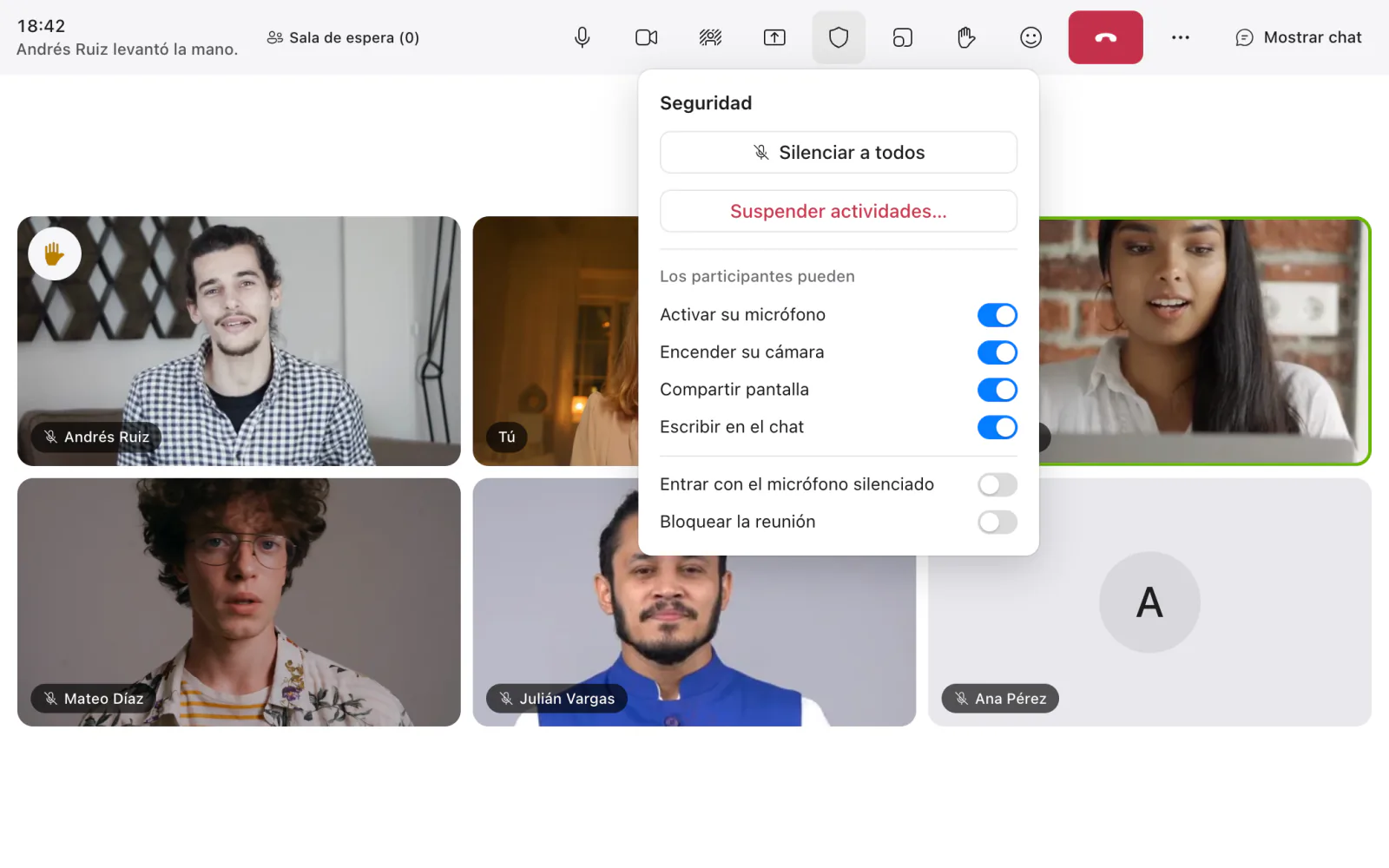Ilustración de una clase en Hilo con «Seguridad» abierta: «Silenciar a todos», «Suspender actividades…» y los interruptores de lo que pueden hacer los participantes. En el mosaico, el alumno que levantó la mano aparece primero.
